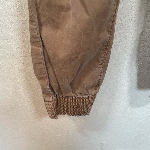 American Eagle mid rise, brown khaki women’s joggers - Picture 3 of 6